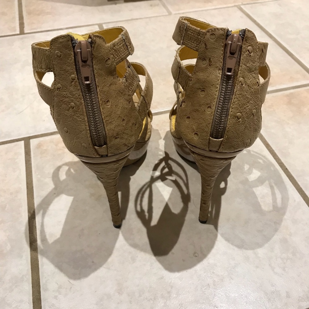 Cute strappy heels - Size 8 - Picture 2 of 5